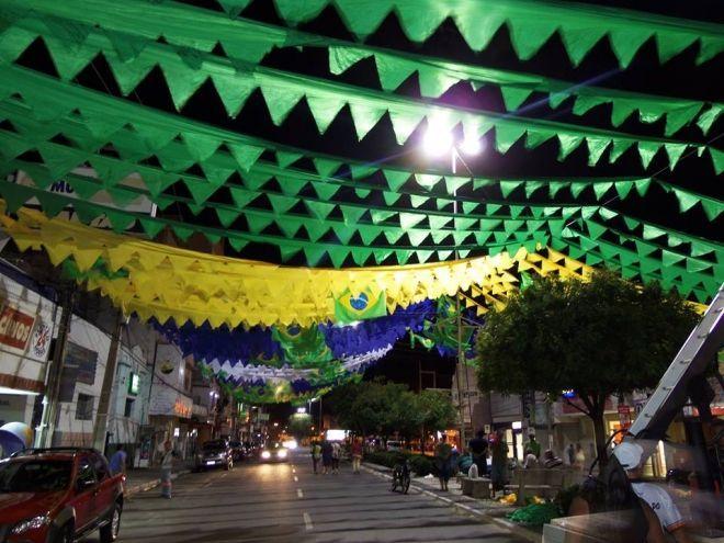Decoração junina toma conta das ruas e encanta patoenses