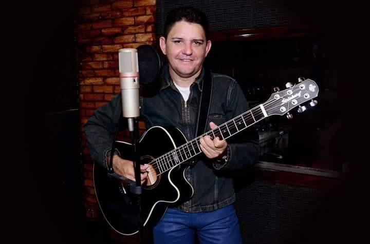 Cantor patoense lança seu primeiro CD e suas músicas já começam a tocar nas rádios locais