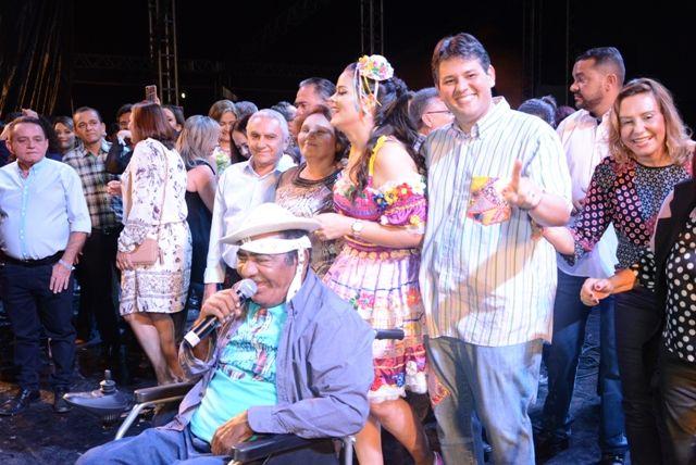 Mantendo a tradição Pinto do Acordeon abre primeira noite do São João de Patos 2017