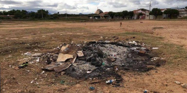 Praticantes de futebol amador reclamam a falta de um campo de pelada no Jatobá