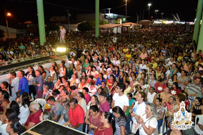 Milhares de pessoas participam da Missa com Orações de Cura e Libertação com o Pe. Fabrício. Veja