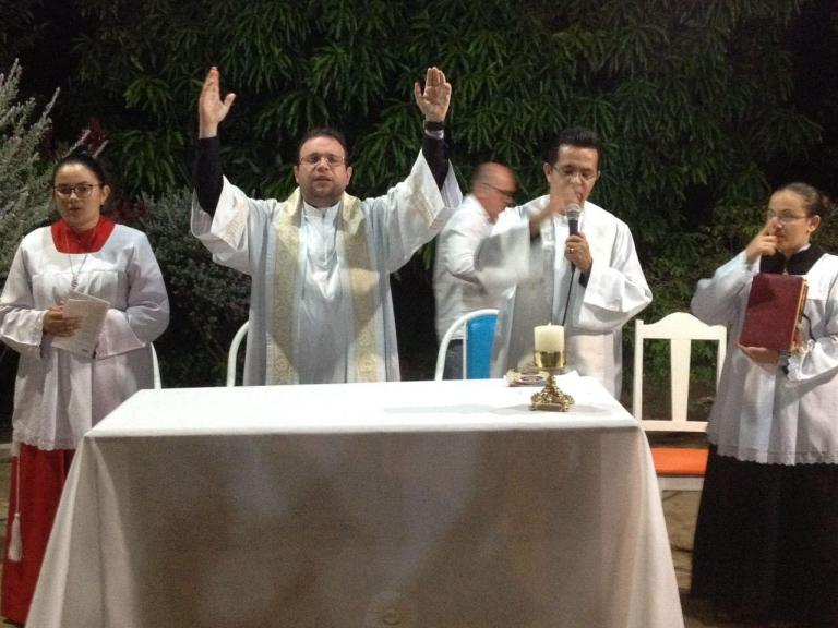 Uma noite de Paz e bênçãos na Santa Missa dos Arcanjos com o Padre Fabrício Timóteo