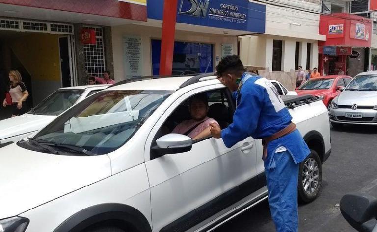Para participar de campeonato na Bahia, jovem judoca medalhista pede ajuda nos semáforos da cidade de Patos