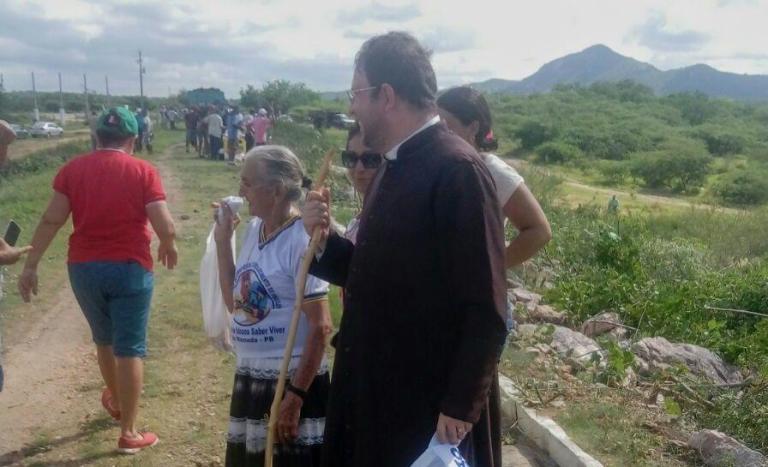 Padre Fabrício promove mutirão para limpar balde do açude de São Mamede
