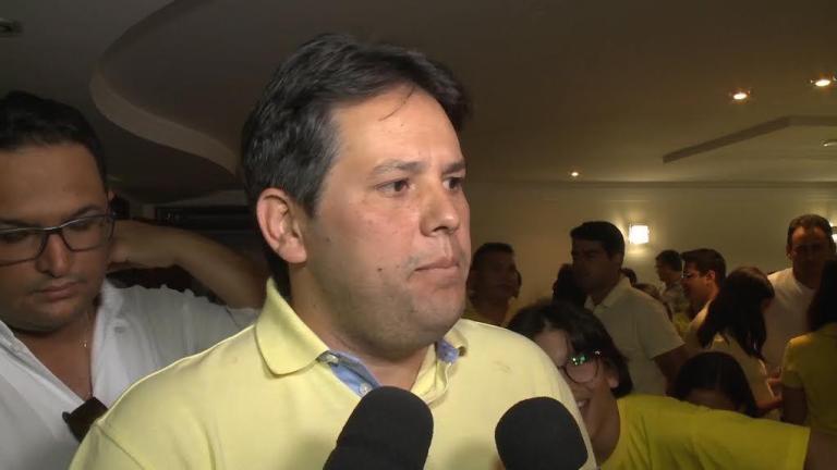 Prefeito Dinaldo Filho diz que greve dos servidores é ilegal e que pretende cortar ponto dos servidores. Escute