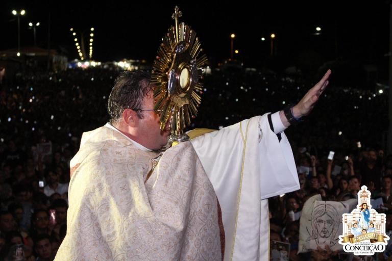 Milhares de pessoas comparecem à Missa com Orações de Cura e Libertação com o Padre Fabrício