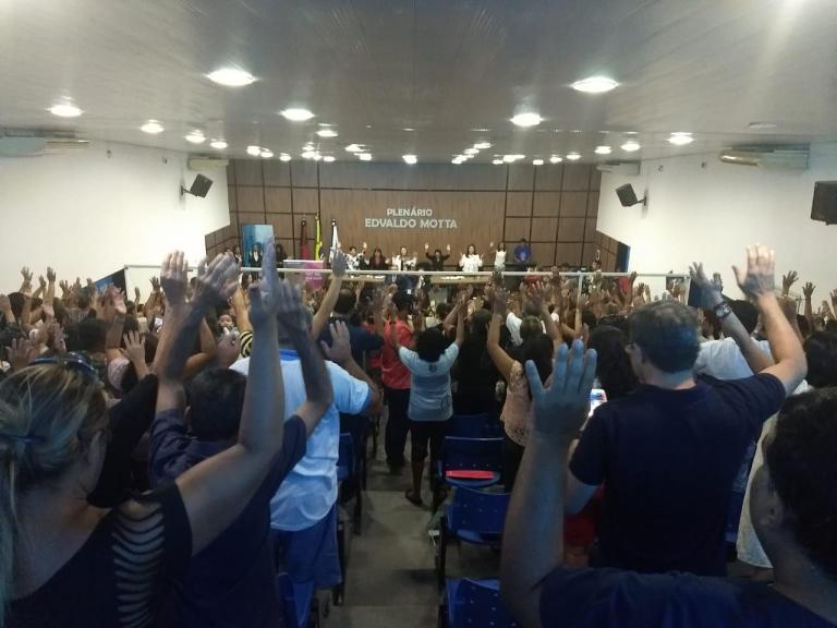 Padre Fabrício Timóteo recebe homenagem da Câmara Municipal de Patos. Escute