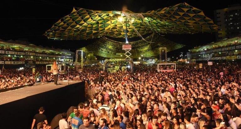Público canta junto com o poeta Dorgival Dantas seus maiores sucessos durante 2ª noite do Melhor São João do Brasil
