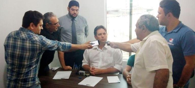 Prefeito de Patos reúne imprensa e diz que não tem nada a ver com ação da Justiça que apreendeu veículos que prestavam serviço à Gestão. Escute
