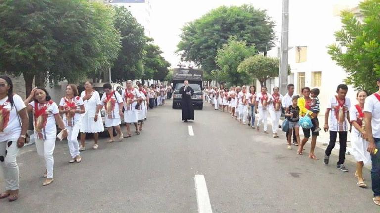 Caminhada marca início da Assembleia Diocesana do Apostolado da Oração em Patos