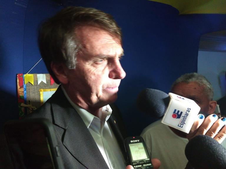 Eleições, armamento da população, crise econômica, machismo são temas comentados por Bolsonaro em Patos