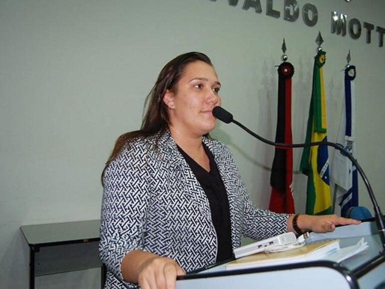 Vereadora Edjane Araújo usa tribuna e faz denúncia sobre o canal do bairro da Vitória. Escute