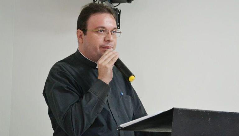 Padre Fabrício diz que sua transferência para Roma, não procede. Ele mesmo comenta. Escute