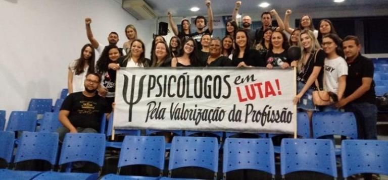 Psicólogos vão à Câmara Municipal de Patos, e divulgam Carta de Repúdio pelos baixos salários. Veja o vídeo