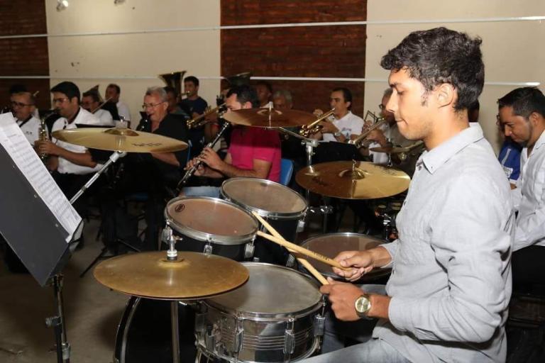 Projeto Sextas Musicais promove apresentações da Filarmônica 26 de Julho com a participação de cantores locais