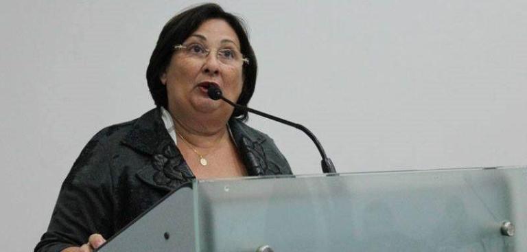 Vereadora Lucinha Peixoto aponta diversas irregularidades da gestão municipal e sugere saída do prefeito Bonifácio Rocha. Escute