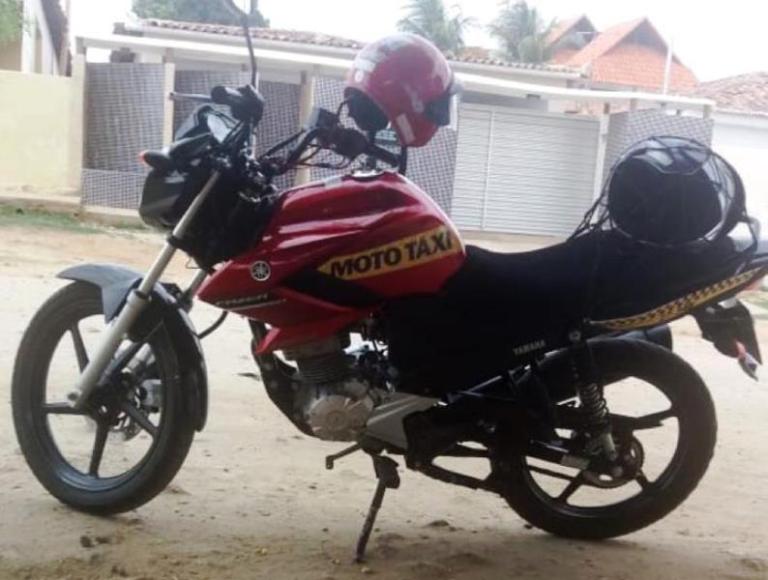 Jovem tem moto tomada de assalto à mão armada na cidade de Patos