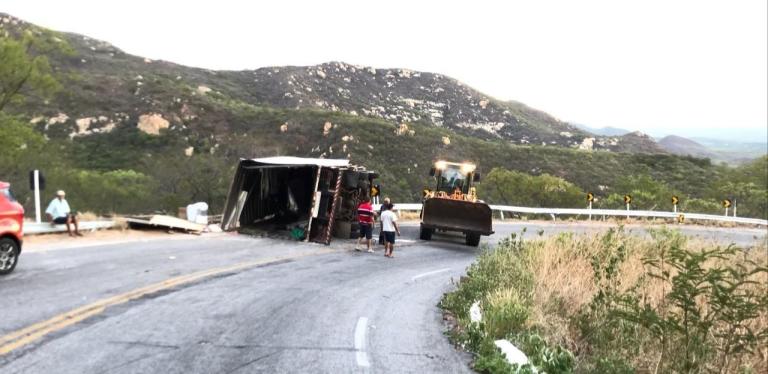Caminhão tomba na Serra de Teixeira e obstrui um dos sentidos da via