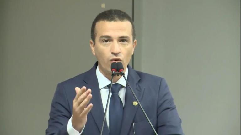 Deputado Érico Djan comenta problemas no Hospital Regional de Patos e cobra mais celeridade do estado para resolver atraso em pagamentos. Escute