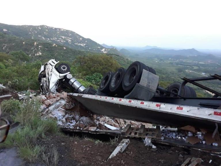 Carreta tomba na Serra de Teixeira e jovem é levado para o Hospital de Patos