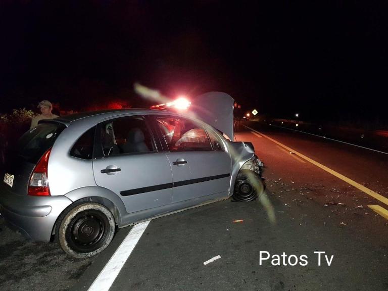 Dois carros colidem frontalmente na noite deste sábado na BR 230 próximo a Patos