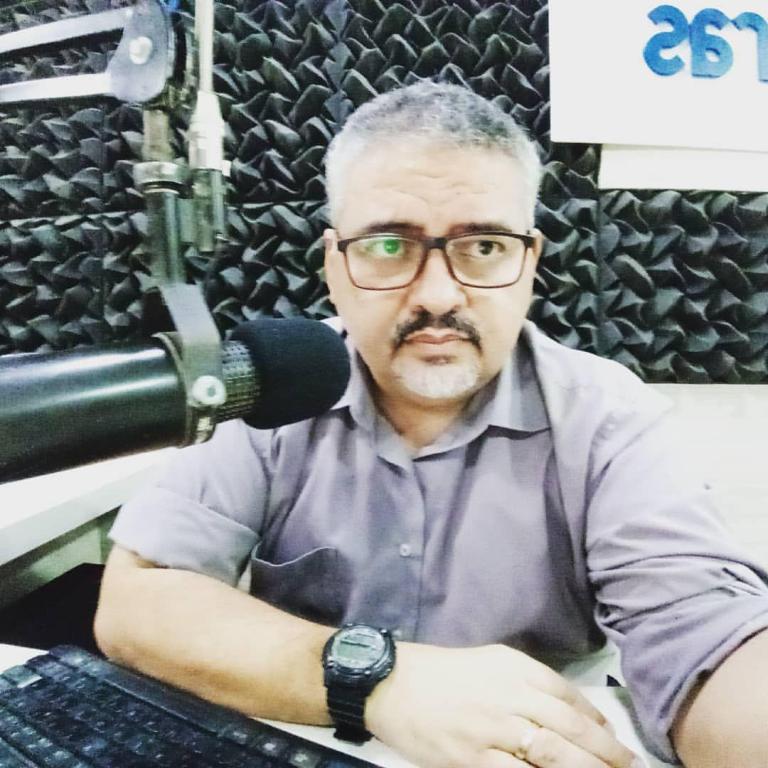 Airton Alves estreia programa musical na nova Espinharas FM