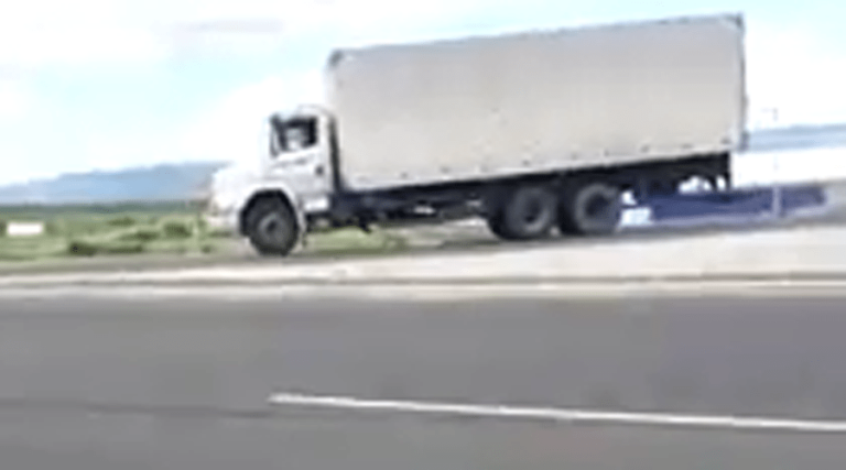 Motorista de caminhão se confunde na rotatória na saída de Patos e entra na contramão. Vídeo