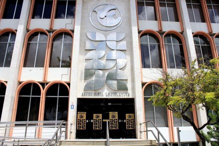 Deputados poderão ter corte de aproximadamente R$ 844 do salário por dia de falta na ALPB