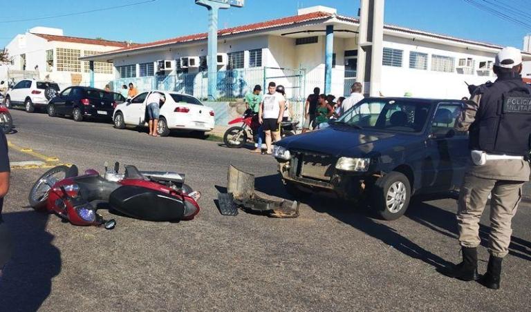 Em Patos, mulher sofre laceração após acidente envolvendo carro e moto