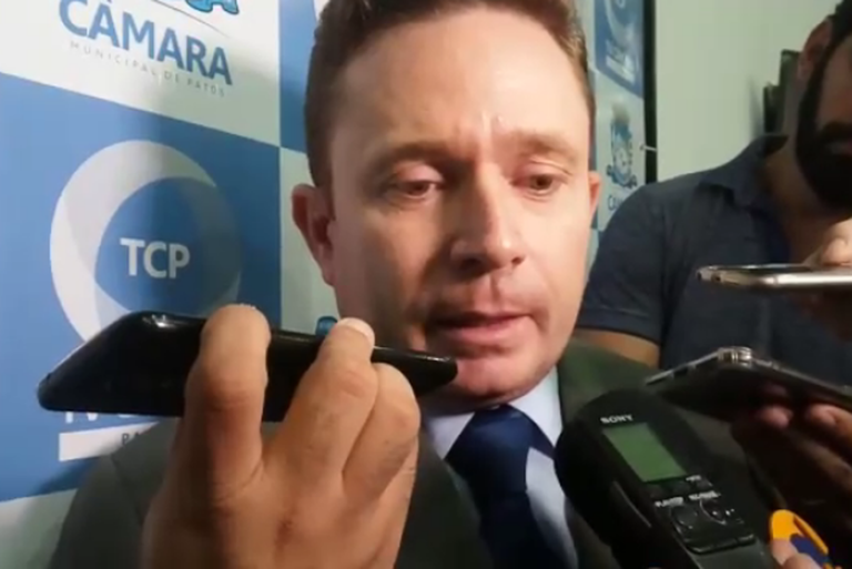 Prefeito Sales Júnior comenta sobre dificuldades a frente da gestão, mas descarta intenção de renúncia. Escute