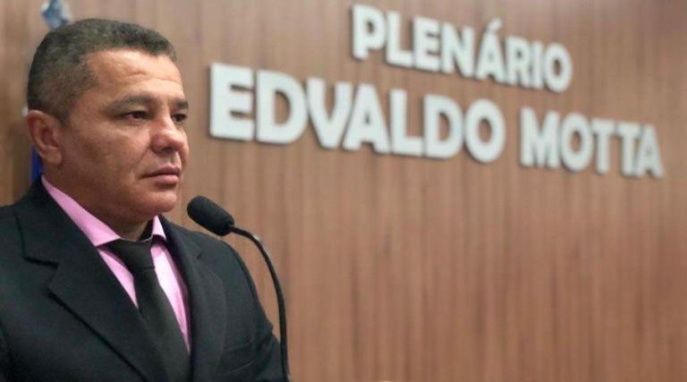 Vereador Edson Hugo explica Projeto de Lei que prevê recolhimento de carros abandonados em calçadas e via pública. Ouça