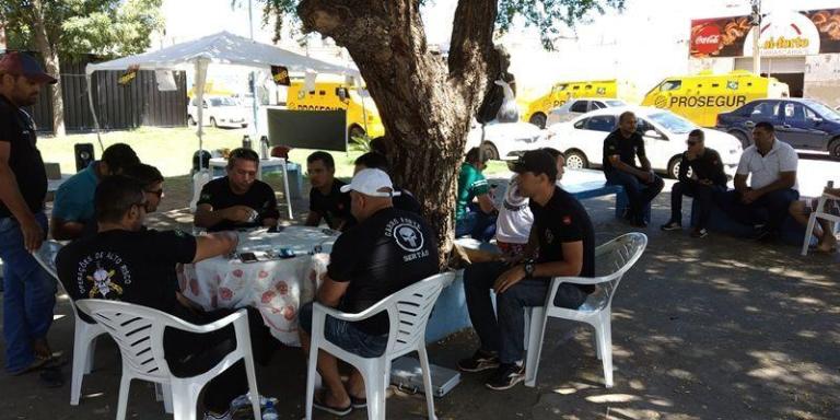 Greve dos vigilantes de carro forte completa uma semana e trabalhadores seguem acampados em Patos