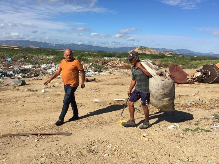 Falta de assistência básica gera revolta em catadores de material reciclável do lixão de Patos