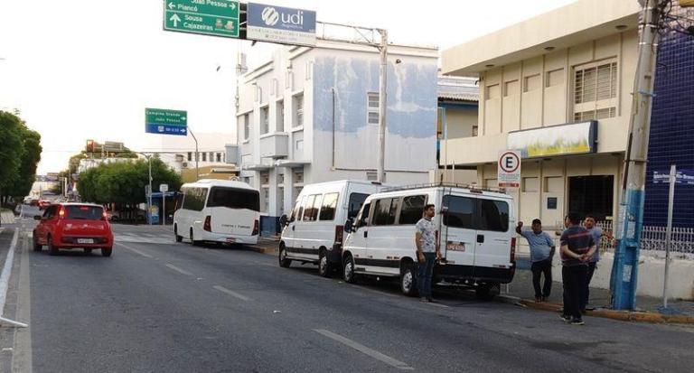 Patoenses lotam veículos de transporte alternativo com destino ao São João de Santa Luzia
