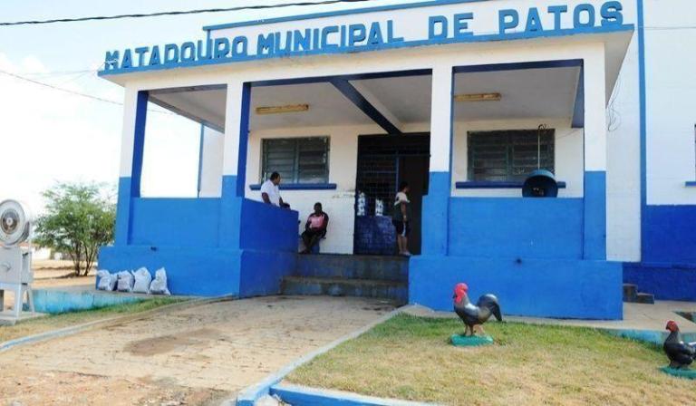 Funcionário do Matadouro Municipal de Patos é assaltado e criminosos levam dinheiro de arrecadação e moto