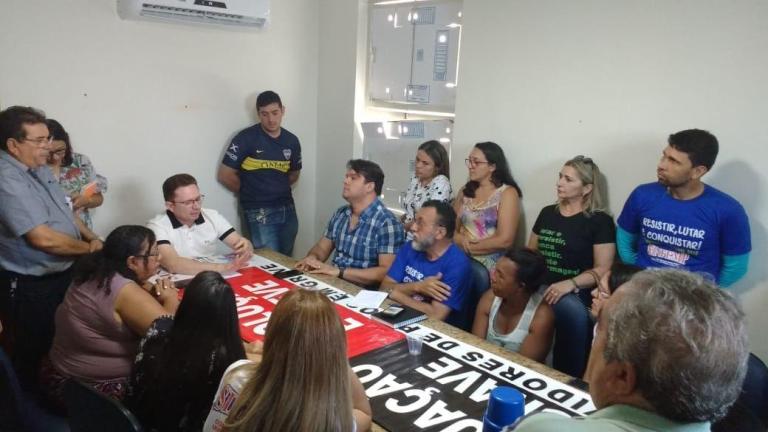 Prefeito interino Sales Júnior recebe sindicato e servidores da Saúde para diálogo sobre pagamentos