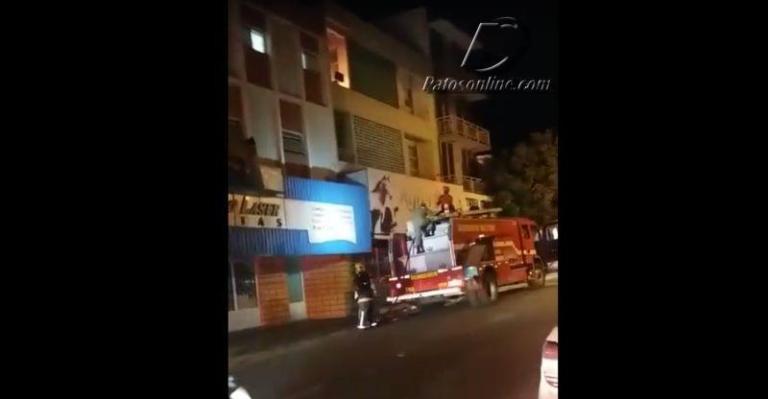 Princípio de incêndio é registrado em Apartamento no Centro de Patos. Veja o vídeo