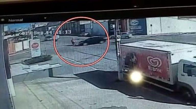 Vídeo mostra acidente que deixa motociclista ferido no centro de Patos