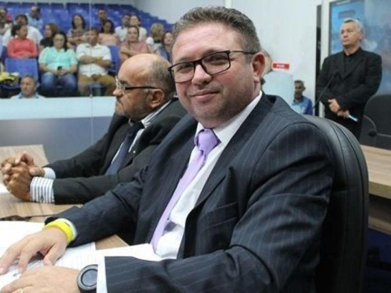 Nome de vereador Patoense aparece na lista de funcionários do Hospital de Patos. Ele pede explicação. Veja o vídeo