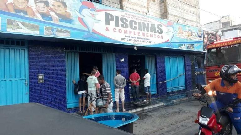 Incêndio destrói parte da Loja de Piscina de Esquerdinha localizada no Centro de Patos