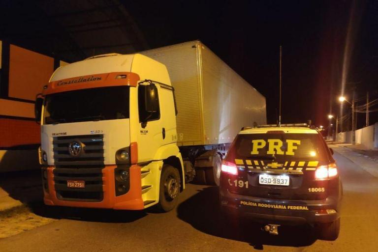 Em Patos: PRF apreende 500 mil pacotes de cigarro em caminhão roubado e prende homem