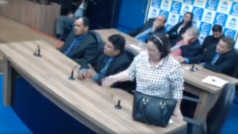 Tide Eduardo explica por que suspendeu a sessão desta terça-feira, na Câmara de Vereadores. Ouça:
