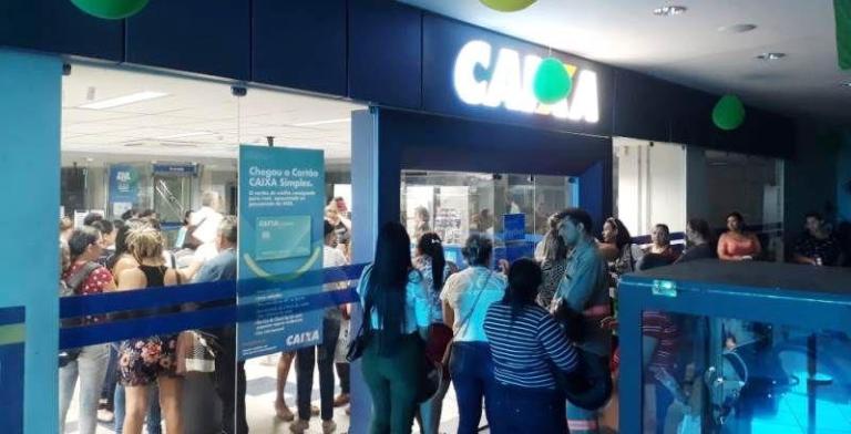 Em Patos, justiça determina atender 30 por dia, mas centenas de trabalhadores da Maternidade e do Hospital comparecem a Caixa Econômica e enfrentam problemas
