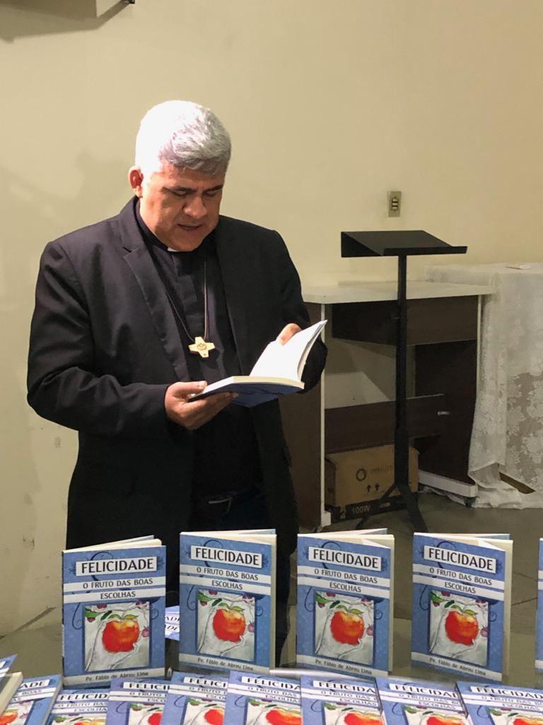 Pe Fábio Abreu lançou em Patos, seu 8° livro.