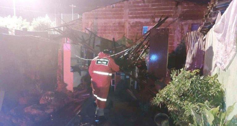 Teto de residência não resiste a chuva forte, desaba e deixa feridos em Patos