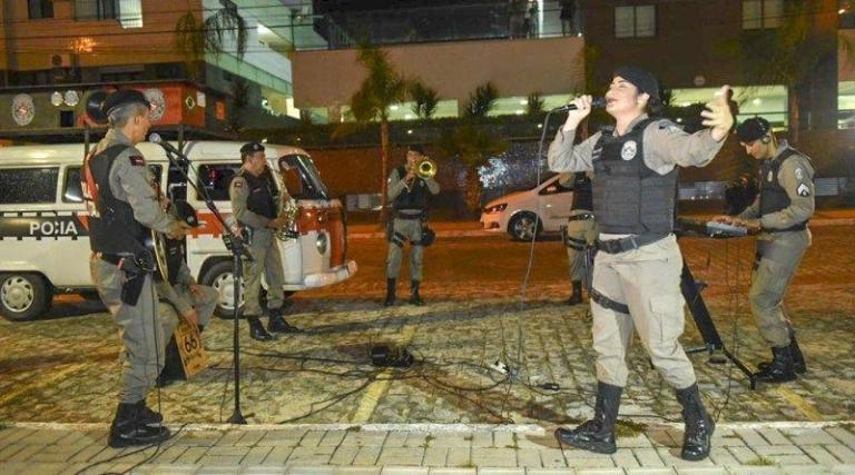 Polícia Militar leva música e reforço do policiamento para as ruas durante a pandemia do coronavírus