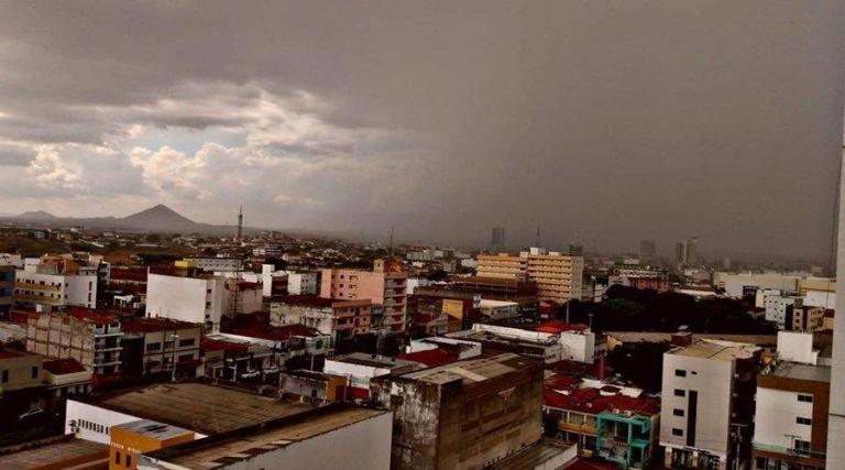 Chove 45 mm na tarde desta terça (09) no bairro Santo Antônio em Patos. Veja o índice para região