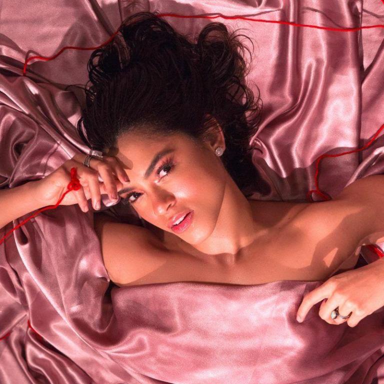 Lucy Alves canta sobre os medos do amor na nova música “Chegue Chega”