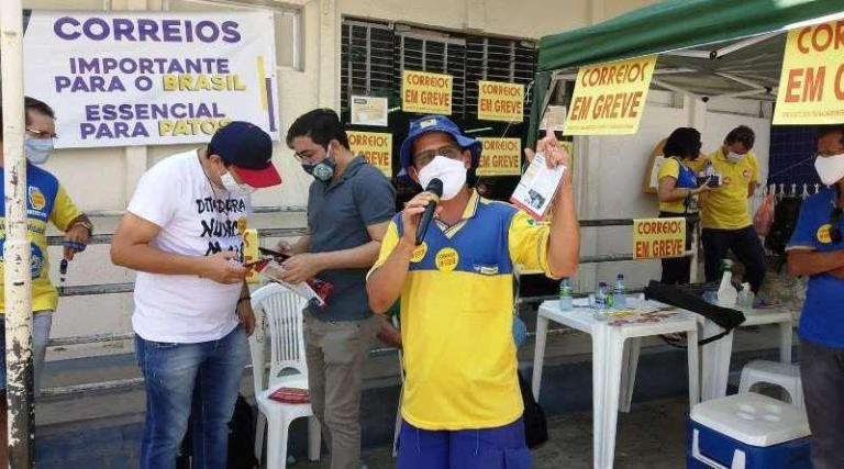 Greve dos correios ainda persiste em Patos para impedir redução de 40% das remunerações
