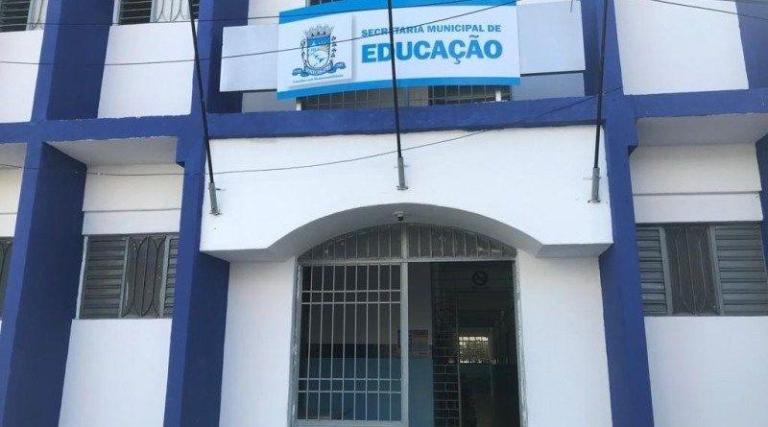 Secretária de Educação diz que escolas municipais de Patos não tem condições de retornar aulas presenciais.